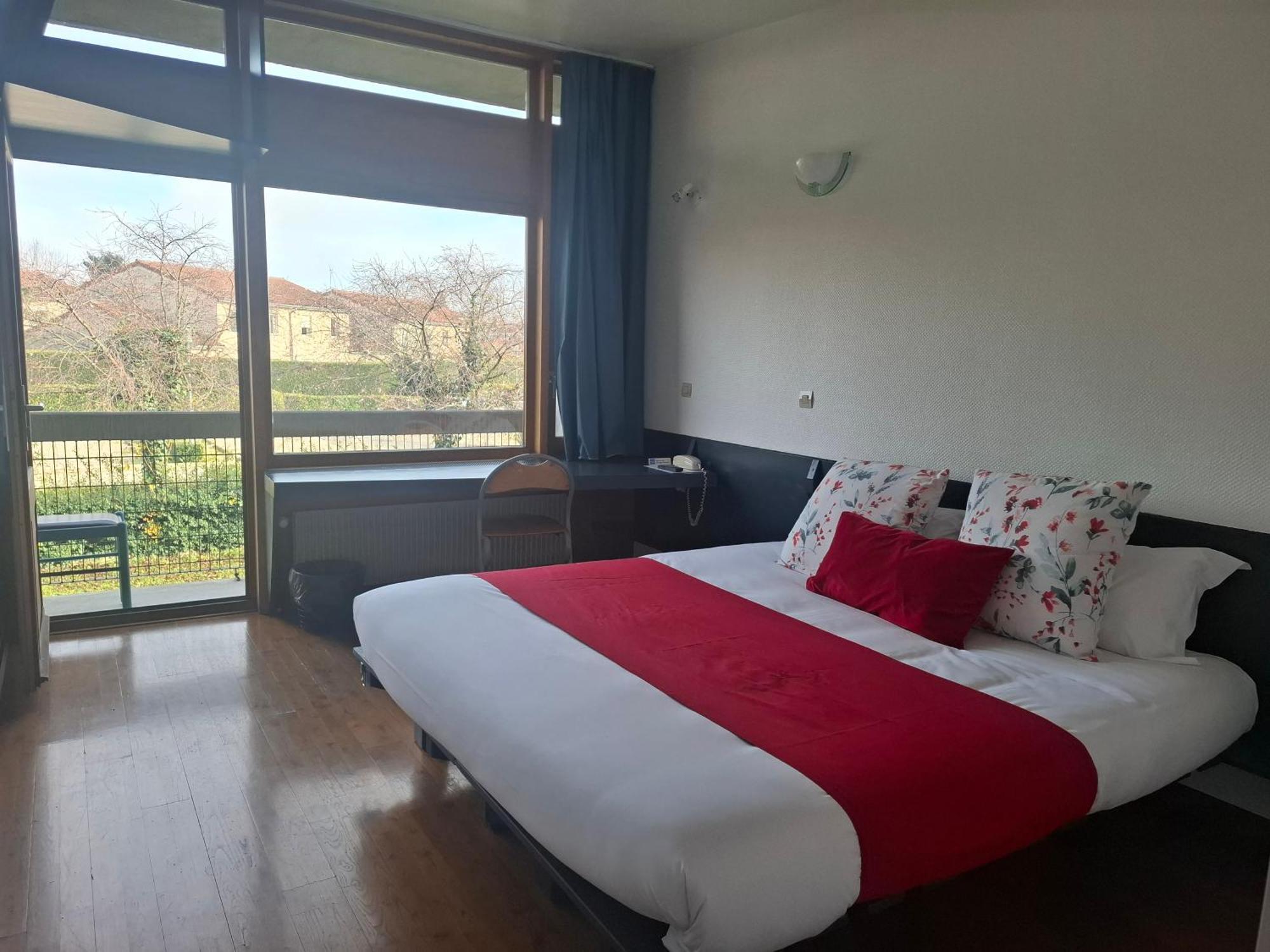 Hotel Restaurant Cirius Montrond les Bains Bagian luar foto