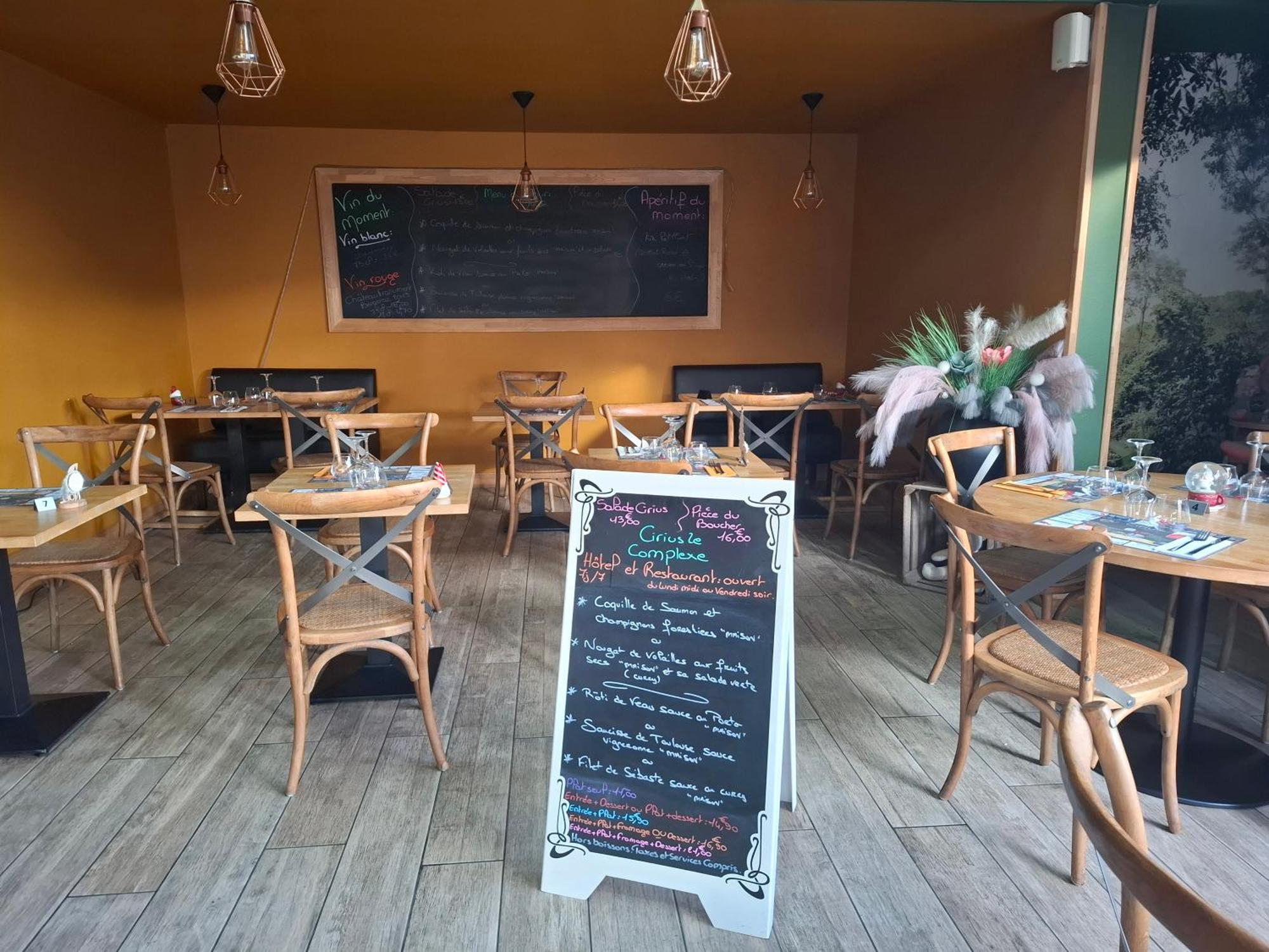 Hotel Restaurant Cirius Montrond les Bains Bagian luar foto
